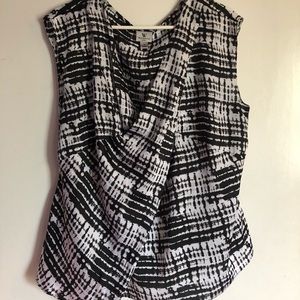 ‼️2/$25‼️Black and white sleeveless top